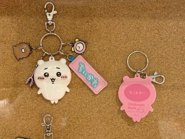 好きな文字が入れられるキーホルダー！チャームを選んでカスタム可能