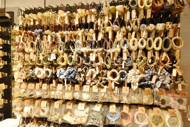 【AWESOME STORE TOKYO（オーサムストア トーキョー】バレッタやゴムなどのヘアーアクセサリー。