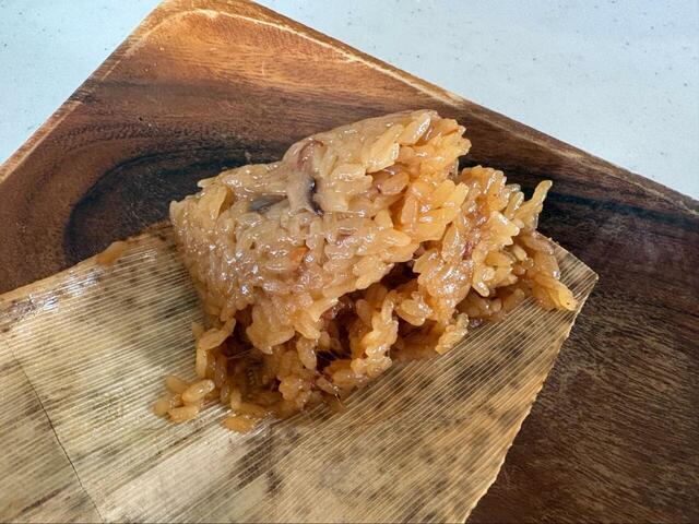 【コストコ 米久 中華ちまき】竹皮をほどくともち米がつやつやと輝いて登場、醤油ベースの旨みが染み込んだ色合いからおいしさが伝わってきます！
