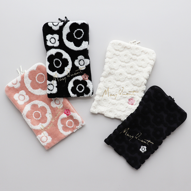 【マリークヮント春の新アイテム】ファスナー付きタオル／￥1,320　バッグの中の整理整頓に最適！