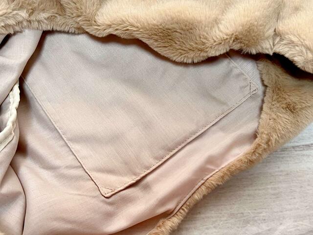 内側にはポケット付き。