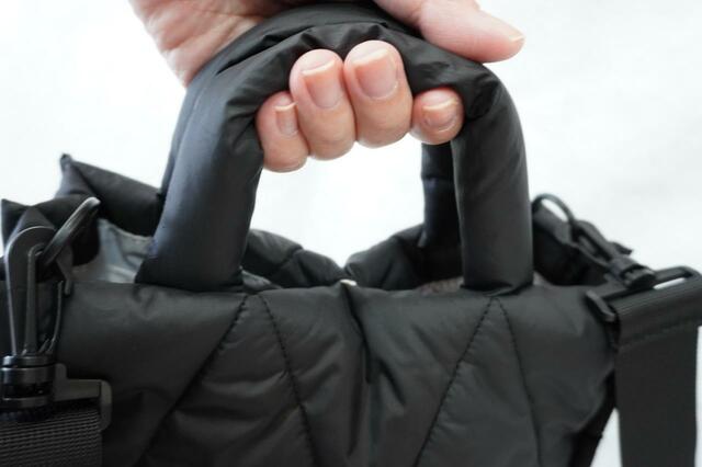 持ち手もバッグと同じ素材