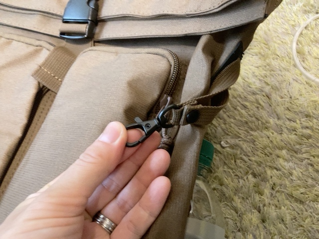 【ワークマン ジョイントバックパック】外側のコードを利用すれば、かさばる帽子なども掛けることができます♪