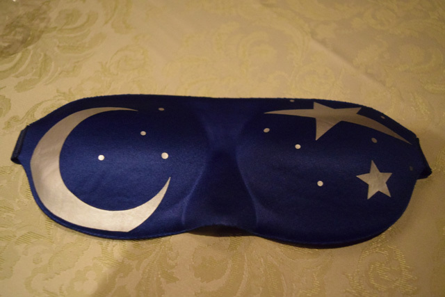 魔法のアイマスクをつけて食事を楽しむ