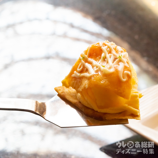 コテで切り分けながらいただきます! 