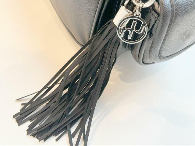 【niko and...　オリジナル6ポケットタッセルショルダーバッグ】コーデのポイントになるチャームとタッセルがおしゃれ！