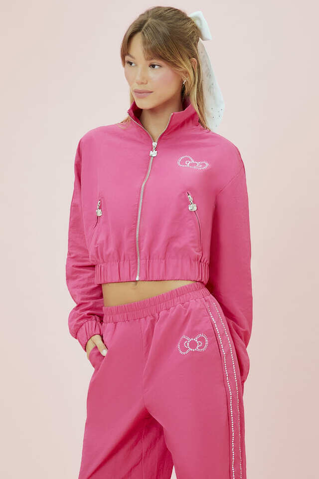 【ハローキティ×FOREVER 21】「【ハローキティ50周年】ナイロンジャケット」¥6,990、「【ハローキティ50周年】ナイロンパンツ」¥5,990 