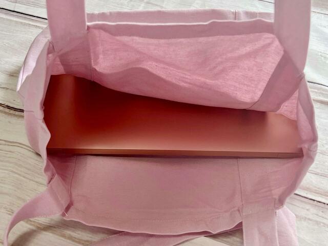 PCのみで入れる方が他のものがたくさん入りそう！【ZARA（ザラ）】ウォールペーパー テキスト トートバッグ：1,690円（税込）