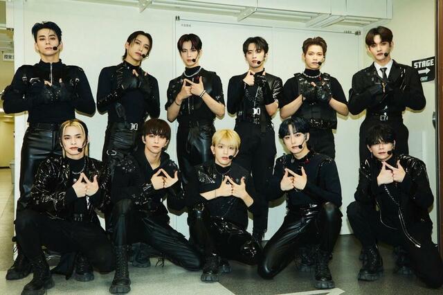 夜公演開演前決めカット ©LAPONE Entertainment