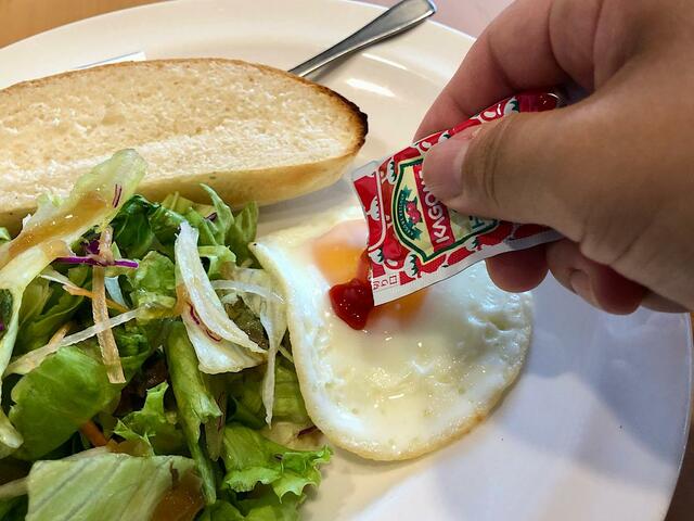 【ガスト ライトモーニングプレート】注文時に「ケチャップ有」をチョイスしたので、好みの量を目玉焼きにかけます