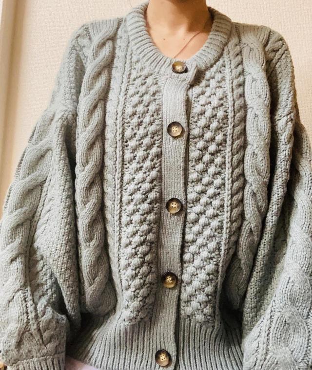 【GU　ケーブルコクーンカーディガン（長袖）】ボタンを閉じてトップスとしても着用できる