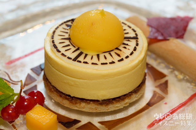 トロピカルフルーツムースと　キャラメルチョコレートアイスクリーム｜オチェーアノ“ディズニー・パイレーツ・サマー” ディナーコース（2017）