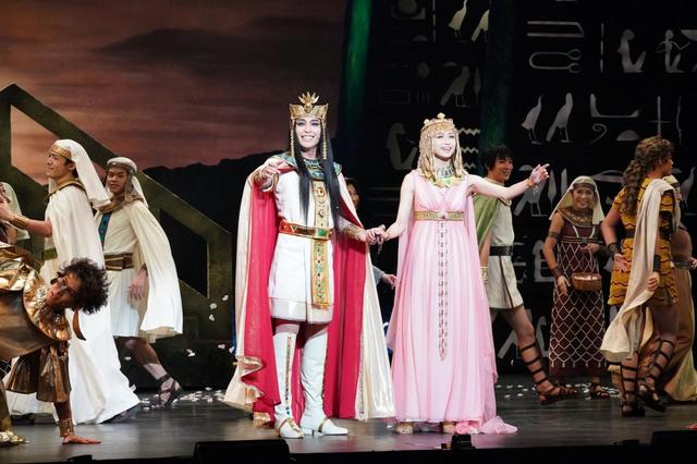 ミュージカル『王家の紋章』ゲネプロより、左から　メンフィス役：海宝直人、キャロル役：木下晴香