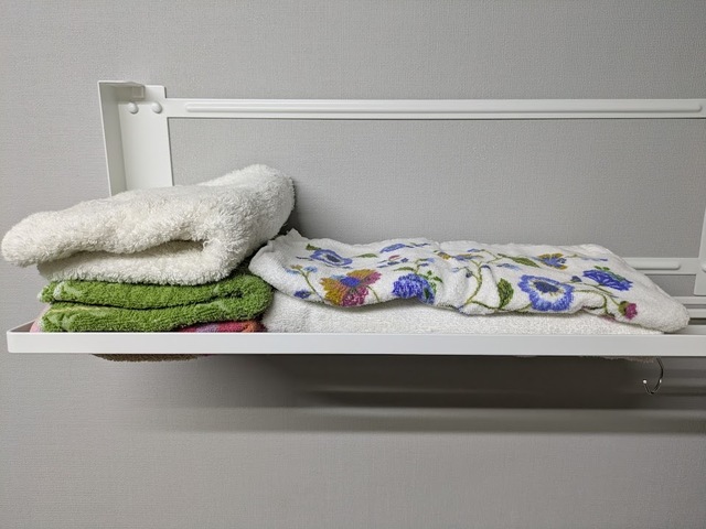 【山崎実業 tower　ウォール 折り畳み バスタオルラック】耐荷重は約9kg！丈夫な作りで安心です◎