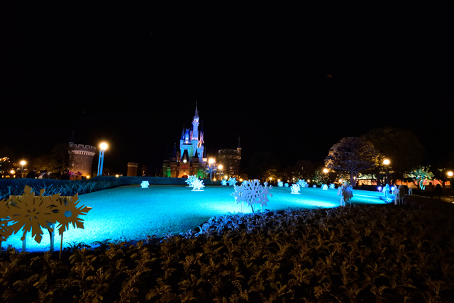 様々な冷たい色での演出を見ることができます ©Disney