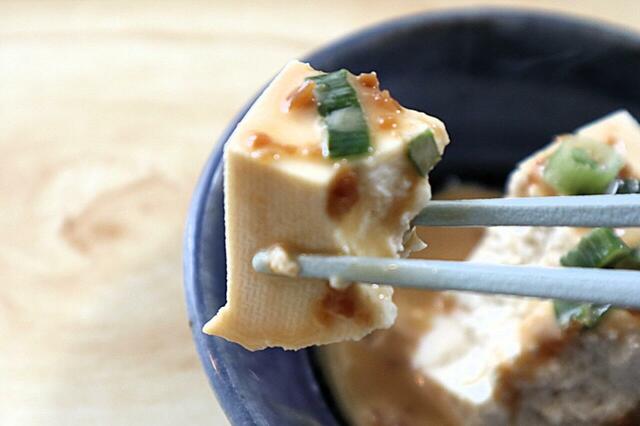 【島根グルメ：やすもと醤油 くんせいナッツドレッシング】シンプルな冷ややっこにかけるだけで、まるでチーズのようなリッチな味に変わりました