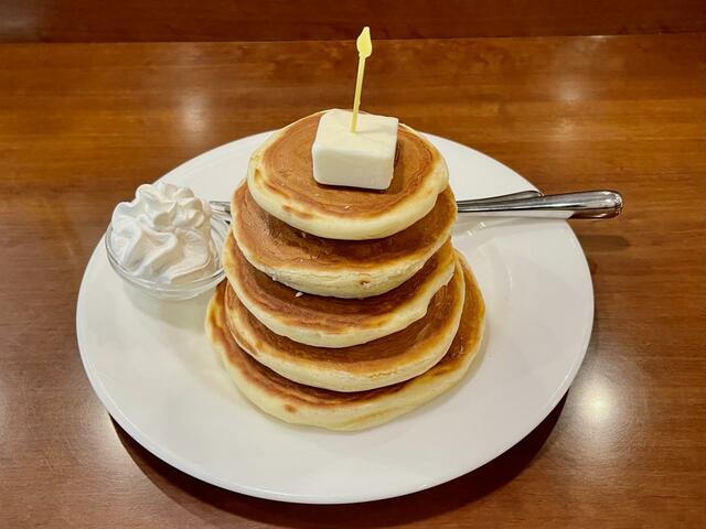 【喫茶 ミモザ】飲み物がつくビッグホットケーキ・セットは1350円