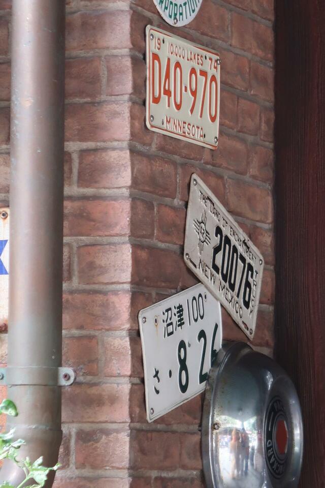 上海DL　ミッキーアベニューの一角に沼津のナンバープレート