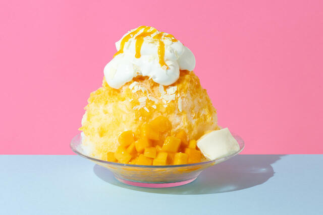 「マンゴー~杏仁豆腐添え~」<価格:790円(税込869円)>【これは奇跡のようなくちどけ!かき氷を超えた贅沢スイーツ!ココスの「純氷ふわふわかき氷フェア」】