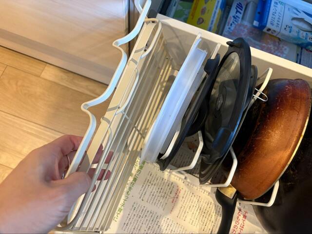 【3COINS 折りたたみボトルスタンド】使わないときはコンパクトに収納可能！高さ3×幅31×奥行15.5cmになります