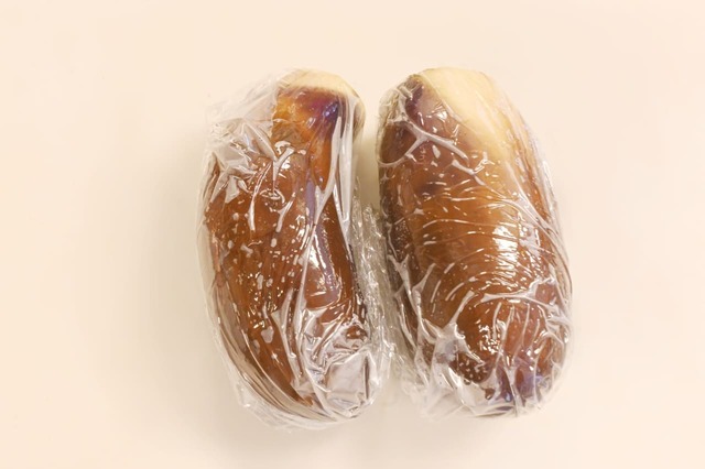 【なすの冷凍保存方法】3．なすの粗熱を取ったら、1本ずつラップでぴったりと包む