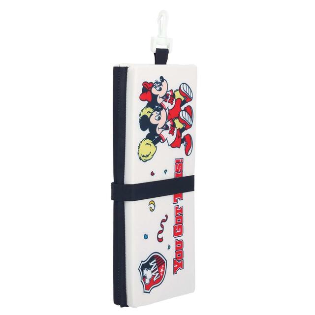 ポータブルクッション 1,600円｜東京ディズニーリゾート「ポンポンを持ったミッキーたちが元気に盛り上げてくれるグッズ」｜販売店舗：東京ディズニーランド「グランドエンポーリアム」、東京ディズニーシー「エンポーリオ」｜発売日：2025年4月24日（木）