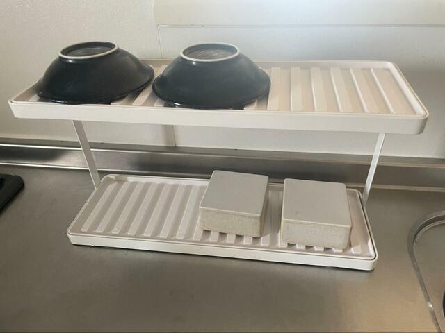 【tower（山崎実業）トレー付きジャグボトル＆グラススタンド 2段】小皿はおけないことはないですが、危険なのでトレーからはみ出すものは置かないよう注意書きがされています