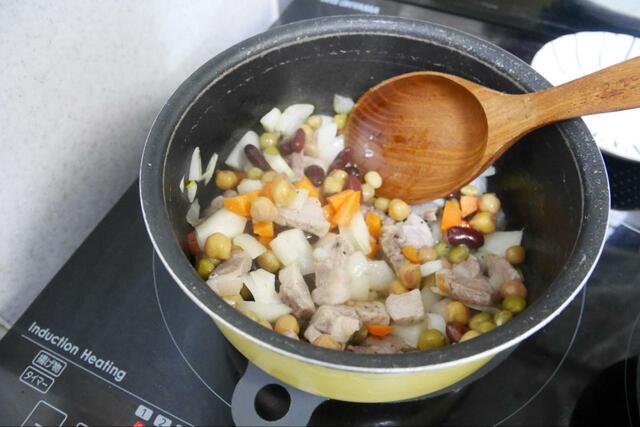 【ポークビーンズ】豚肉と野菜、豆を炒め合わせます
