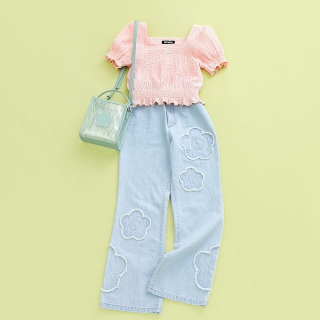 【マリークワント】「スクエアネック プルオーバー」¥7,700、「デイジーパッチデニム パンツ」¥13,200、「クリアチュールスパンコール 2WAYショルダー」¥9,350