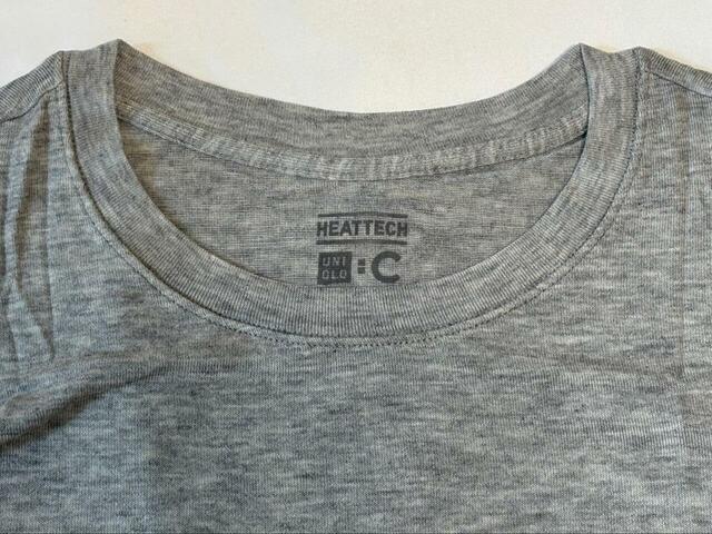 【UNIQLO:C 極暖ヒートテックカシミヤブレンドクルーネックT】襟ぐりが狭めで、鎖骨がしっかり隠れるくらいの開き具合です