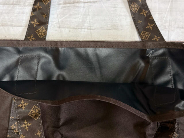 開口部にはファスナーやスナップボタンなどは付いていません。ポケットなどもないシンプルなつくり