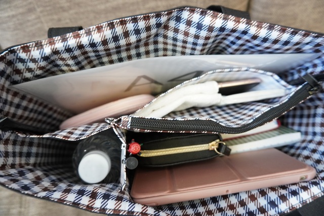 【『GLOW（グロー）4月号』付録「Aquascutum（アクアスキュータム）」トートバッグ】中身を入れてみたところ