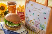 ケープコッド・クックオフのファーストプライズセット、スーベニアランチケース付き 2,590円｜販売店舗：東京ディズニーシー「ケープコッド・クックオフ」｜ダッフィー＆フレンズのテイスティ・サマー・サプライズ