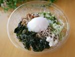 8種の具材の温玉ネバネバ蕎麦