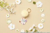 ファー付きアクリルキーホルダー 1,320円