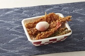 『たれづけ大江戸天丼弁当　半熟玉子付き』お新香付き