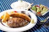 『熟成牛ハンバーグ』880円+ソーセージ280円（+税）