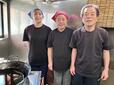 【青木屋】青木屋2代目の青木健志さん、澳様の智子さん、3代目を継ぐ予定の智美さんと、女性スタッフで店を回しています