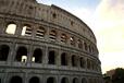 夕暮れどきのコロッセオ。入場には１８ユーロ（約２５００円）かかるが、外から眺めるだけでも十分迫力がある