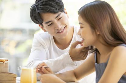 少しは気を使って 男性たちがドン引きした 彼女の食事マナー 2 許容範囲かな 1 2 Mimot ミモット