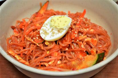 韓国の尊い食べ物 Vol 7 ピビムミョン 激辛好きなら一度は食べたい 韓国人も 辛っ と唸る麺 うまいめし