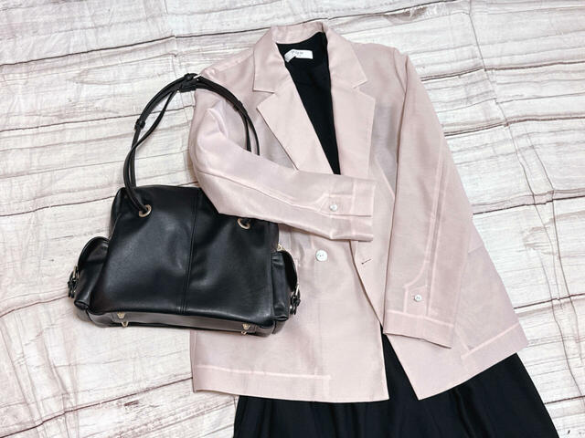 ブラックメインのコーデでもハードになりすぎない◎