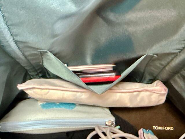 内側の正面側ポケットには鏡とミントタブレットを収納