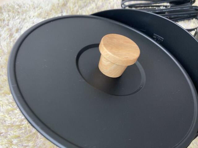 【アイリスオーヤマ クッキングケトル】蓋の持ち手が木目調でおしゃれ