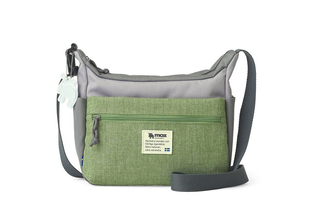 【moz「10ポケット ショルダーバッグ」】価格：8,250円（税込み）、サイズ：約W27×H21×D10cm、重さ：約380g