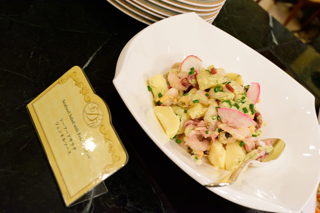 シーフードサラダ フェンネルソース ©Disney