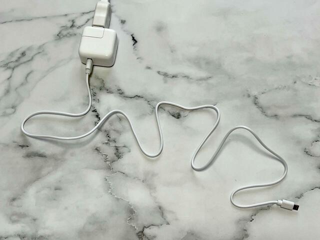 使い方は、まずUSBケーブルを繋いで…【＆ROSY（アンドロージー）10月号】付録「エステダム：フェイス＆ボディケアガン」