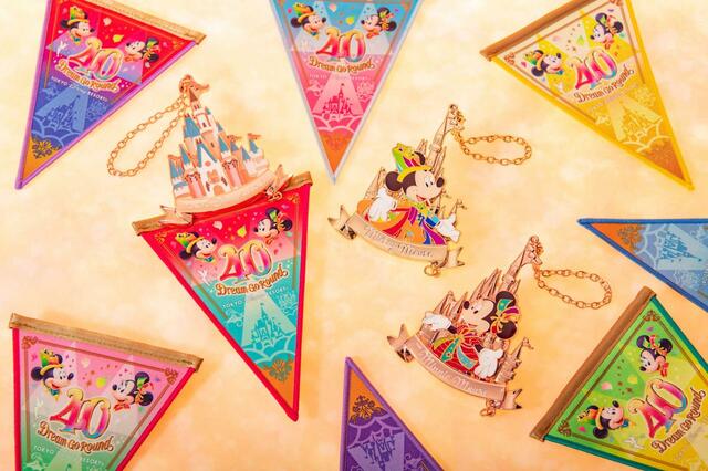 ドリームガーランド 1個700円、バッグチャーム 1個2,000円|東京ディズニーリゾート40周年“ドリームゴーラウンド”スペシャルグッズ|発売日:2023年4月10日(月)|販売店舗:東京ディズニーランド「コズミック・エンカウンター」、東京ディズニーシー「エンポーリオ」