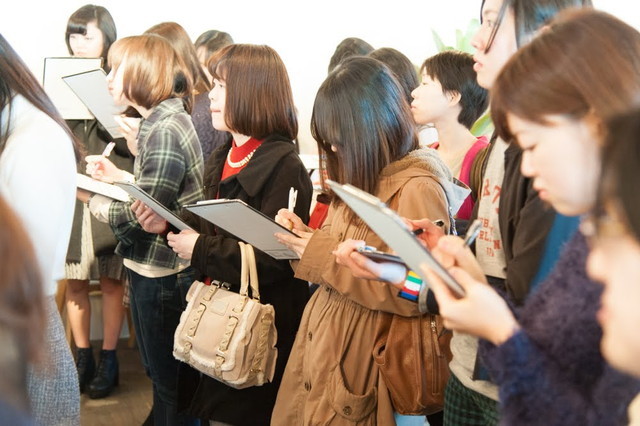 試食したアイスのアンケートに答える、日本アイスマニア協会員の皆さん