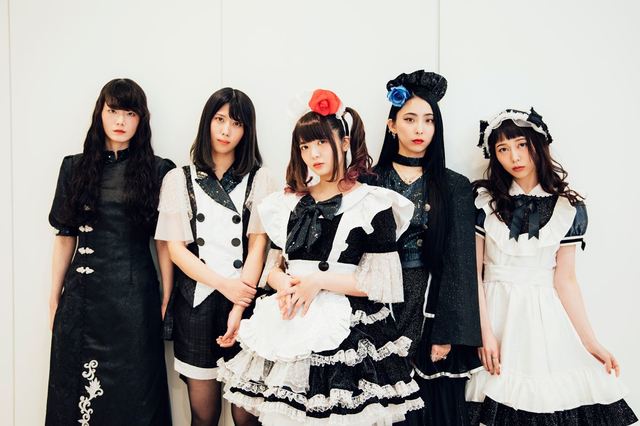 BAND-MAID 左からMISA(Ba.)、AKANE(Dr.) 、小鳩ミク(Gt&Vo.)、 SAIKI(Vo.)、 KANAMI(Gt.)